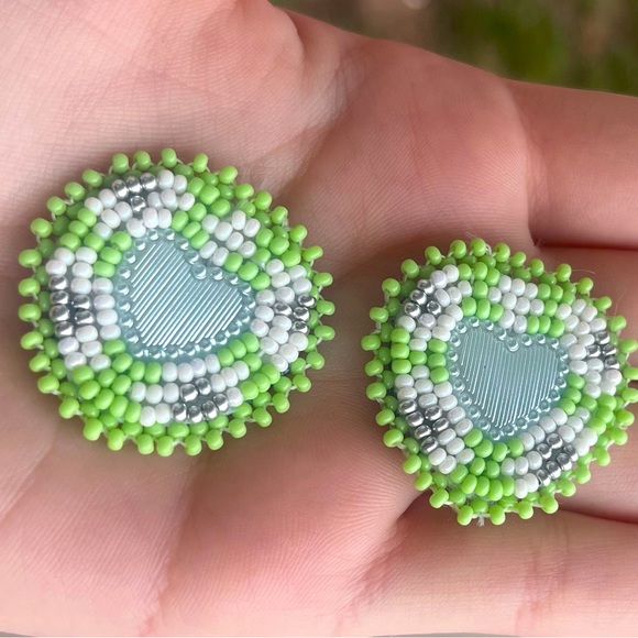 Native American beaded heart earrings. - Picture 1 of 2